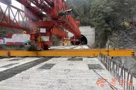 安岚高速主线桥梁双幅贯通 预计年底通车 大幅缩短安康至重庆行车时间图片