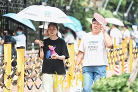 济南高考经历高温“烤”验 考生满怀信心步入考场图片