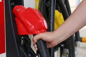 油价迎“两连涨”，92号汽油涨8分钱一升站上8元大关图片