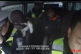 货车司机突发疾病持续鸣笛求助，被路过警车发现及时送医 当事司机：感冒引起抽搐，已出院图片