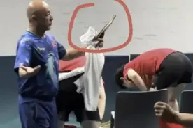 多角度还原！王楚钦球拍被踩断最新画面：记者为拍照进入球员休息区图片