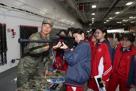 军舰访港激发港澳市民爱国情图片