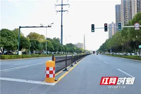 增设隔离护栏 为道路“拦”乱象图片