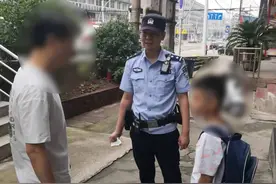 “不哭不哭，警察叔叔来了！”图片