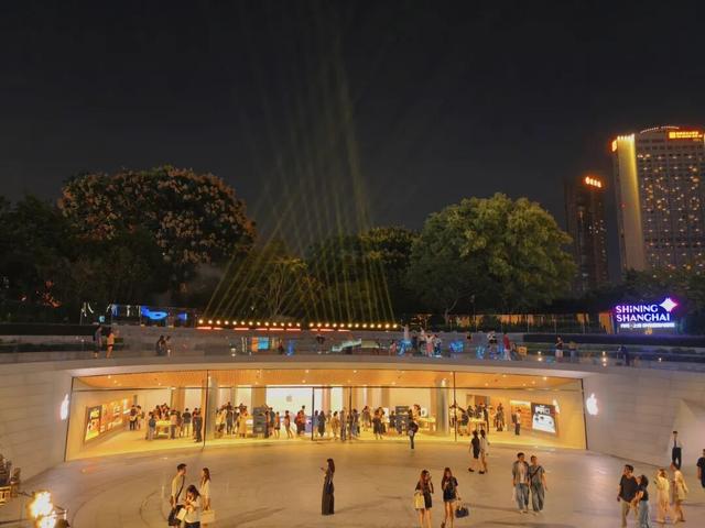 看不过来了！丝路光影、乐舞妙音、大漠市集、童话雾森、草坪Live秀……“闪亮·上海 静安光影季”点位提前剧透→
