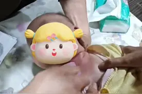 成都一推拿馆给6个月婴儿刮痧引争议，属地最新回应图片