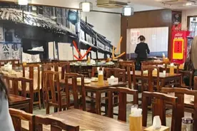 男童竟向餐馆茶杯撒尿！邻座食客：收到了免单退款图片