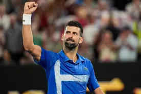 聚焦｜澳网男单赛场上演史诗对决 德约赢下阿卡后激情四溢图片