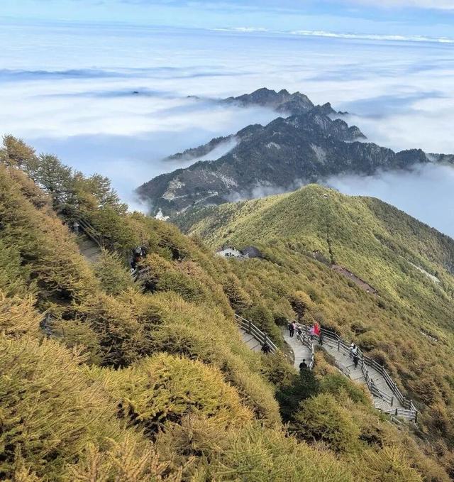 太白山国庆第四天，山上景色宜人，山下热闹非凡