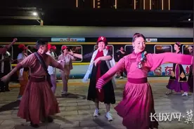 秋游大美新疆！河北至新疆巴州旅游专列发车图片