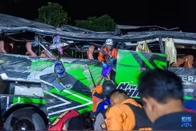 印尼一大巴侧翻致10人死亡图片