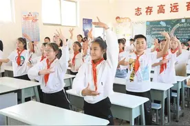 “课桌舞”舞出大课间新风尚图片