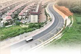 公交车开进潇湘村图片