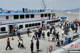 “五一”假期过半 浙江普陀山水域客流突破47万人次图片