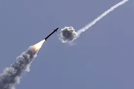 伊朗伊斯兰革命卫队接收新型隐形巡航导弹图片