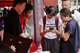 巨幅海报、欢迎演出、新生大礼包……广东高校“走心”迎接新生图片