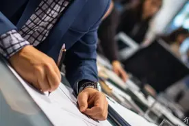 刘强东向“躺平”出手：“不拼搏不是兄弟”图片