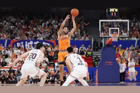 一球封神！上海男篮哈维逆天三分绝杀广东队！图片