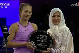 无缘总决赛冠军！郑钦文：我希望未来会更好，恭喜高芙夺冠图片