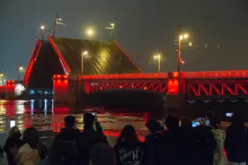 一周看天下丨冬宫桥首次以伴有音乐的开桥形式庆祝中国农历新年图片