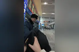 1200公里，盲人女大学生独自返乡！网友：2025年第一哭完成图片