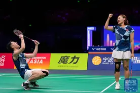 羽毛球亚锦赛：邓俊文/谢影雪夺得混双冠军图片