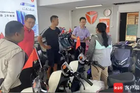 违规加长坐垫加装车尾支架，海口一电车配件配送中心被罚20000元图片