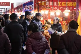 西安民警“逛”大集 守平安图片