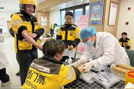 浙报关注丨鄞州区为外卖骑手提供健康证办理“一站式”服务 移动体检车开到“家门口”图片