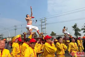 万人空巷 莆田涵江镇前村打铁球闹元宵图片