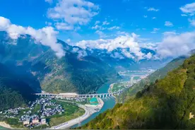 12月31日起泸石高速公路石棉段试运行，对部分车辆实施交通管制图片