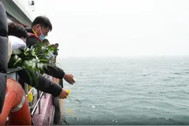 故人在心间｜“从此之后，每一朵浪花都与妈妈有关”图片