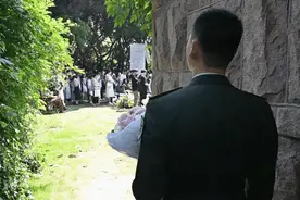 姐姐结婚，弟弟休假从部队赶回，这一幕让人动容……图片