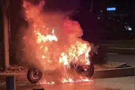 电动自行车街头自燃起火，福州仓山消防紧急救援图片