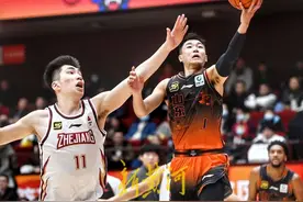 高诗岩贡献19+7+5，山东男篮81比78战胜浙江稠州图片