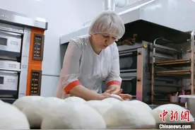 俄罗斯面包师在中国的“甜蜜工作”图片
