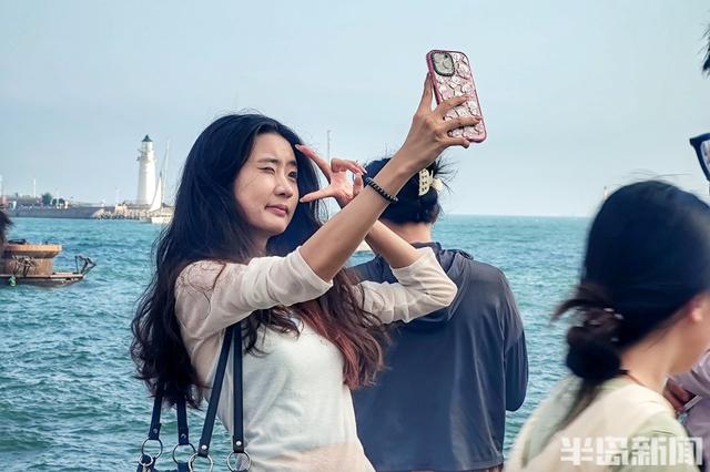 热浪挡不住热情，青岛海滨游客如潮