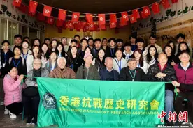 香港抗战老兵品粥过腊八图片