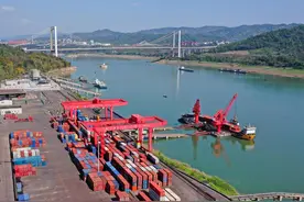 长江上游首个5000吨级输油趸船安装完毕图片