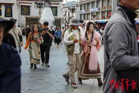 拉萨：藏服写真火热“出圈” 别样体验民族文化图片