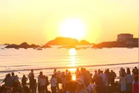 威海半月湾海边看日出 喜迎国庆图片