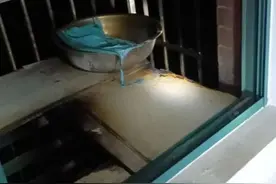 隔着阳台，一盆水精准灭火！网友赞爆的“天选消防员”找着了图片