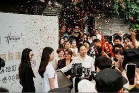 巴黎雅顾摄影工作室入驻成都荣耀全球旗舰店：开启影像艺术新征程图片