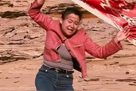 厦门一女子在大风中劝女孩不要身材焦虑，当事人：体重130多斤都差点被风刮下来图片