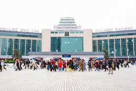 桂林火车站倾情服务助游客乐享“最炫民族风”图片