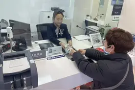 恒丰银行郑州分行开展“新年新钞新气象、和和美美过大年”现金主题宣传活动图片