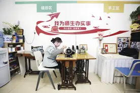 谢谢你侯妈妈！陕师大保洁员侯春艳22年义务为学生缝补衣物图片