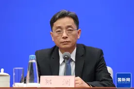 央行货币政策司司长谈央行暂停国债买入：为避免加剧供需矛盾和市场波动图片