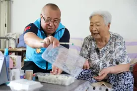 一碗饺子承载爱心故事，热心店老板11年为40余位老人送餐图片