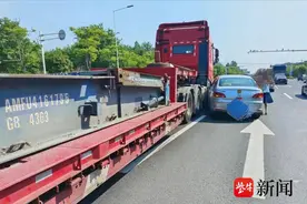 自不量力！路口处随意变道，小轿车撞上大货车图片